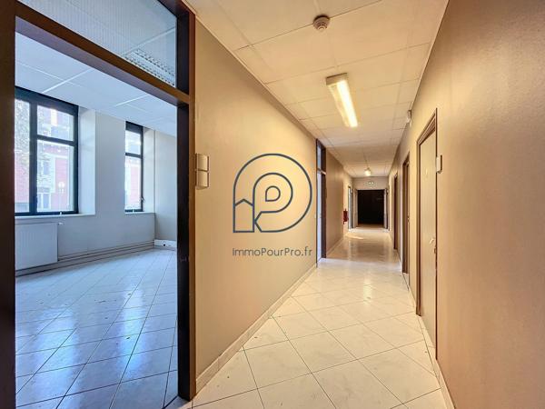 Lille – Porte de Douai | Bureaux RDC 1 218 m² divisibles dès 290 m² + 20 parkings | À vendre