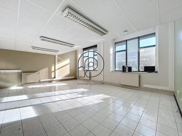 Lille – Porte de Douai | Bureaux RDC 1 218 m² divisibles dès 290 m² + 20 parkings | À vendre