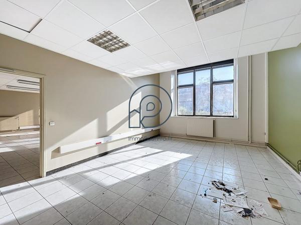 Lille – Porte de Douai | Bureaux RDC 1 218 m² divisibles dès 290 m² + 20 parkings | À vendre