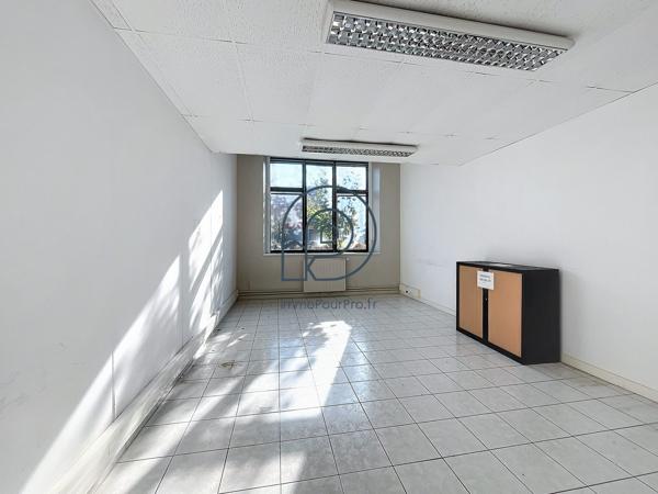 Lille – Porte de Douai | Bureaux RDC 1 218 m² divisibles dès 290 m² + 20 parkings | À vendre