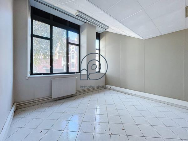 Lille – Porte de Douai | Bureaux RDC 1 218 m² divisibles dès 290 m² + 20 parkings | À vendre
