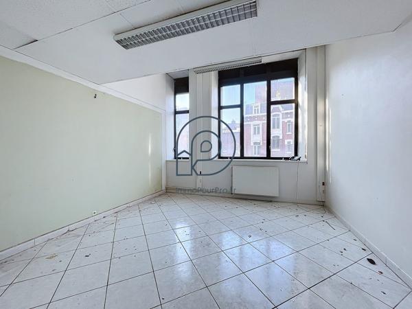 Lille – Porte de Douai | Bureaux RDC 1 218 m² divisibles dès 290 m² + 20 parkings | À vendre