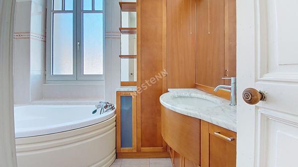 NANTES ROND-POINT DE VANNES / Maison 5 pièces 3 chambres, jardin exposé Ouest, garage