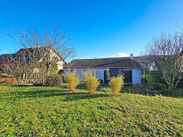 SUR LES HAUTEURS DE LA COMMUNE DE CHAMPIGNEULLES - Maison de 6/7 pièce(s) 154 m2