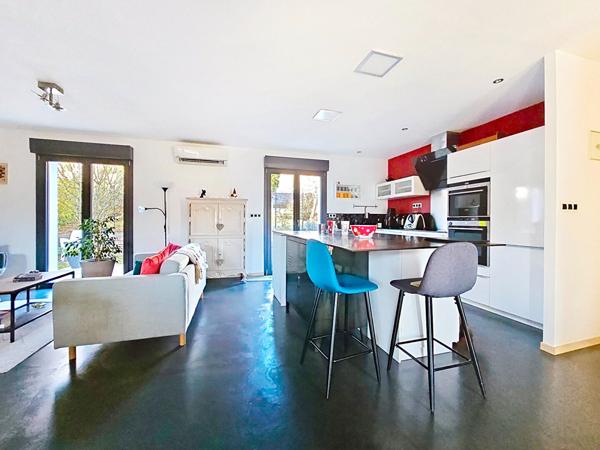 SUR LES HAUTEURS DE LA COMMUNE DE CHAMPIGNEULLES - Maison de 6/7 pièce(s) 154 m2