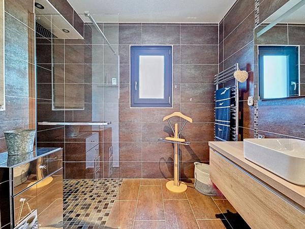 SUR LES HAUTEURS DE LA COMMUNE DE CHAMPIGNEULLES - Maison de 6/7 pièce(s) 154 m2