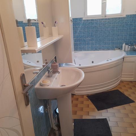 Pas de voisinage immédiat / entrée village