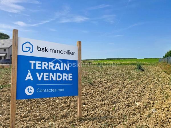 Et si votre futur chez-vous commençait ici ?

Dans un environnement paisible et verdoyant, découvrez ce terrain à bâtir de 606 m² offrant un cadre de vie particulièrement agréable.

Entouré d'habitations récentes et bénéficiant d'une belle ouverture sur la campagne environnante, ce terrain séduit immédiatement par son atmosphère sereine. Un emplacement idéal pour construire une maison à votre image et profiter chaque jour d'un environnement propice à la détente et à la qualité de vie.

Borné, libre de constructeur et non viabilisé, il constitue une belle opportunité pour concrétiser un projet de construction dans une commune appréciée pour son équilibre entre tranquillité et proximité des services.

Les + :
• Secteur calme et résidentiel
• Belle ouverture sur la campagne environnante
• Terrain borné
• Libre de constructeur
• Environnement récent et harmonieux
• Cadre de vie privilégié
• À proximité des écoles, commerces et de la gare
• Accès rapide à Dijon

Un terrain qui n'attend plus que votre projet pour révéler tout son potentiel.