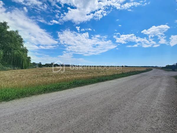 Et si votre futur chez-vous commençait ici ?

Dans un environnement paisible et verdoyant, découvrez ce terrain à bâtir de 606 m² offrant un cadre de vie particulièrement agréable.

Entouré d'habitations récentes et bénéficiant d'une belle ouverture sur la campagne environnante, ce terrain séduit immédiatement par son atmosphère sereine. Un emplacement idéal pour construire une maison à votre image et profiter chaque jour d'un environnement propice à la détente et à la qualité de vie.

Borné, libre de constructeur et non viabilisé, il constitue une belle opportunité pour concrétiser un projet de construction dans une commune appréciée pour son équilibre entre tranquillité et proximité des services.

Les + :
• Secteur calme et résidentiel
• Belle ouverture sur la campagne environnante
• Terrain borné
• Libre de constructeur
• Environnement récent et harmonieux
• Cadre de vie privilégié
• À proximité des écoles, commerces et de la gare
• Accès rapide à Dijon

Un terrain qui n'attend plus que votre projet pour révéler tout son potentiel.