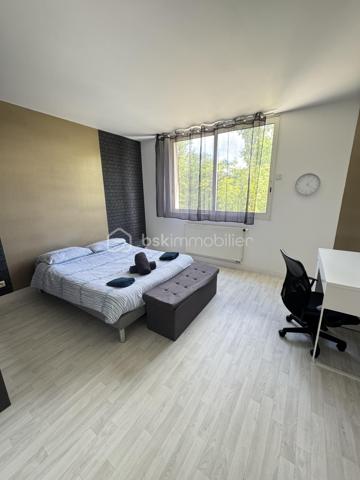 VENOY – ÉGRISELLES | AUX PORTES D’AUXERRE

À seulement quelques minutes d’Auxerre, dans le secteur prisé de Venoy – Égriselles, découvrez cette remarquable maison d’architecte nichée au cœur d’un environnement verdoyant, calme et préservé.

Édifiée sur un magnifique parc paysagé soigneusement entretenu, cette propriété de caractère séduit immédiatement par ses volumes spectaculaires, sa luminosité omniprésente et la qualité de ses prestations.

Dès l’entrée, le regard est attiré par un superbe séjour cathédrale baigné de lumière, véritable pièce maîtresse de la maison, offrant une sensation d’espace et d’élégance rare.

La distribution intérieure a été pensée pour conjuguer confort de vie, fonctionnalité et intimité.

Le rez-de-chaussée propose :
• Une vaste entrée  
• Un séjour cathédrale aux volumes exceptionnels  
• Une grande cuisine entièrement équipée  
• Une suite de plain-pied avec spacieuse salle d’eau  
• Un WC indépendant  

À l’étage :
• Trois belles suites parentales  
• Une pièce polyvalente pouvant accueillir bureau, dressing ou espace détente  
• Un WC indépendant  

Le sous-sol complet offre de nombreux espaces complémentaires :
• Salle de jeux avec bar  
• Chambre supplémentaire  
• Salle de sport  
• Chaufferie  
• Cellier  
• Local technique piscine  

Un bâtiment indépendant complète l’ensemble, actuellement aménagé en bureaux et garage, offrant de multiples possibilités d’usage.

À l’extérieur, la propriété bénéficie d’un cadre rare et privilégié :
• Piscine couverte sous dôme amovible pour une utilisation toute l’année  
• Colombier plein de charme, élément architectural singulier  
• Parc arboré et paysagé  
• Environnement confidentiel et sans nuisance  

Une propriété rare sur le secteur, idéale pour une résidence principale de standing, une maison familiale ou une résidence secondaire au vert.

Prix : 588 000 €  
Dossier complet et visites sur demande.