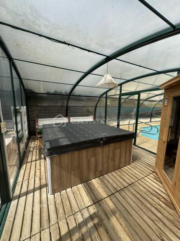 VENOY – ÉGRISELLES | AUX PORTES D’AUXERRE

À seulement quelques minutes d’Auxerre, dans le secteur prisé de Venoy – Égriselles, découvrez cette remarquable maison d’architecte nichée au cœur d’un environnement verdoyant, calme et préservé.

Édifiée sur un magnifique parc paysagé soigneusement entretenu, cette propriété de caractère séduit immédiatement par ses volumes spectaculaires, sa luminosité omniprésente et la qualité de ses prestations.

Dès l’entrée, le regard est attiré par un superbe séjour cathédrale baigné de lumière, véritable pièce maîtresse de la maison, offrant une sensation d’espace et d’élégance rare.

La distribution intérieure a été pensée pour conjuguer confort de vie, fonctionnalité et intimité.

Le rez-de-chaussée propose :
• Une vaste entrée  
• Un séjour cathédrale aux volumes exceptionnels  
• Une grande cuisine entièrement équipée  
• Une suite de plain-pied avec spacieuse salle d’eau  
• Un WC indépendant  

À l’étage :
• Trois belles suites parentales  
• Une pièce polyvalente pouvant accueillir bureau, dressing ou espace détente  
• Un WC indépendant  

Le sous-sol complet offre de nombreux espaces complémentaires :
• Salle de jeux avec bar  
• Chambre supplémentaire  
• Salle de sport  
• Chaufferie  
• Cellier  
• Local technique piscine  

Un bâtiment indépendant complète l’ensemble, actuellement aménagé en bureaux et garage, offrant de multiples possibilités d’usage.

À l’extérieur, la propriété bénéficie d’un cadre rare et privilégié :
• Piscine couverte sous dôme amovible pour une utilisation toute l’année  
• Colombier plein de charme, élément architectural singulier  
• Parc arboré et paysagé  
• Environnement confidentiel et sans nuisance  

Une propriété rare sur le secteur, idéale pour une résidence principale de standing, une maison familiale ou une résidence secondaire au vert.

Prix : 588 000 €  
Dossier complet et visites sur demande.