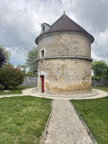 VENOY – ÉGRISELLES | AUX PORTES D’AUXERRE

À seulement quelques minutes d’Auxerre, dans le secteur prisé de Venoy – Égriselles, découvrez cette remarquable maison d’architecte nichée au cœur d’un environnement verdoyant, calme et préservé.

Édifiée sur un magnifique parc paysagé soigneusement entretenu, cette propriété de caractère séduit immédiatement par ses volumes spectaculaires, sa luminosité omniprésente et la qualité de ses prestations.

Dès l’entrée, le regard est attiré par un superbe séjour cathédrale baigné de lumière, véritable pièce maîtresse de la maison, offrant une sensation d’espace et d’élégance rare.

La distribution intérieure a été pensée pour conjuguer confort de vie, fonctionnalité et intimité.

Le rez-de-chaussée propose :
• Une vaste entrée  
• Un séjour cathédrale aux volumes exceptionnels  
• Une grande cuisine entièrement équipée  
• Une suite de plain-pied avec spacieuse salle d’eau  
• Un WC indépendant  

À l’étage :
• Trois belles suites parentales  
• Une pièce polyvalente pouvant accueillir bureau, dressing ou espace détente  
• Un WC indépendant  

Le sous-sol complet offre de nombreux espaces complémentaires :
• Salle de jeux avec bar  
• Chambre supplémentaire  
• Salle de sport  
• Chaufferie  
• Cellier  
• Local technique piscine  

Un bâtiment indépendant complète l’ensemble, actuellement aménagé en bureaux et garage, offrant de multiples possibilités d’usage.

À l’extérieur, la propriété bénéficie d’un cadre rare et privilégié :
• Piscine couverte sous dôme amovible pour une utilisation toute l’année  
• Colombier plein de charme, élément architectural singulier  
• Parc arboré et paysagé  
• Environnement confidentiel et sans nuisance  

Une propriété rare sur le secteur, idéale pour une résidence principale de standing, une maison familiale ou une résidence secondaire au vert.

Prix : 588 000 €  
Dossier complet et visites sur demande.