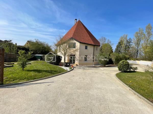 VENOY – ÉGRISELLES | AUX PORTES D’AUXERRE

À seulement quelques minutes d’Auxerre, dans le secteur prisé de Venoy – Égriselles, découvrez cette remarquable maison d’architecte nichée au cœur d’un environnement verdoyant, calme et préservé.

Édifiée sur un magnifique parc paysagé soigneusement entretenu, cette propriété de caractère séduit immédiatement par ses volumes spectaculaires, sa luminosité omniprésente et la qualité de ses prestations.

Dès l’entrée, le regard est attiré par un superbe séjour cathédrale baigné de lumière, véritable pièce maîtresse de la maison, offrant une sensation d’espace et d’élégance rare.

La distribution intérieure a été pensée pour conjuguer confort de vie, fonctionnalité et intimité.

Le rez-de-chaussée propose :
• Une vaste entrée  
• Un séjour cathédrale aux volumes exceptionnels  
• Une grande cuisine entièrement équipée  
• Une suite de plain-pied avec spacieuse salle d’eau  
• Un WC indépendant  

À l’étage :
• Trois belles suites parentales  
• Une pièce polyvalente pouvant accueillir bureau, dressing ou espace détente  
• Un WC indépendant  

Le sous-sol complet offre de nombreux espaces complémentaires :
• Salle de jeux avec bar  
• Chambre supplémentaire  
• Salle de sport  
• Chaufferie  
• Cellier  
• Local technique piscine  

Un bâtiment indépendant complète l’ensemble, actuellement aménagé en bureaux et garage, offrant de multiples possibilités d’usage.

À l’extérieur, la propriété bénéficie d’un cadre rare et privilégié :
• Piscine couverte sous dôme amovible pour une utilisation toute l’année  
• Colombier plein de charme, élément architectural singulier  
• Parc arboré et paysagé  
• Environnement confidentiel et sans nuisance  

Une propriété rare sur le secteur, idéale pour une résidence principale de standing, une maison familiale ou une résidence secondaire au vert.

Prix : 588 000 €  
Dossier complet et visites sur demande.