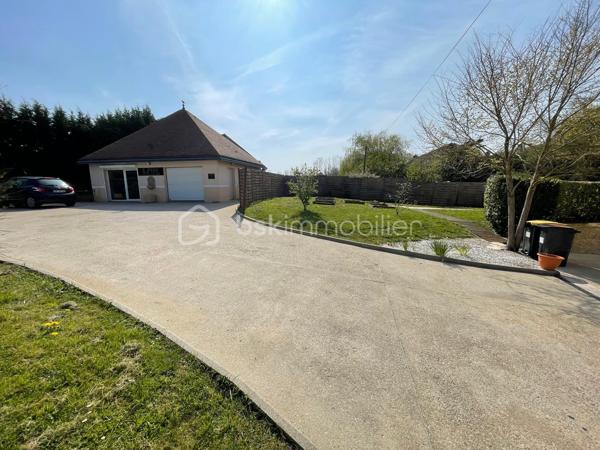 VENOY – ÉGRISELLES | AUX PORTES D’AUXERRE

À seulement quelques minutes d’Auxerre, dans le secteur prisé de Venoy – Égriselles, découvrez cette remarquable maison d’architecte nichée au cœur d’un environnement verdoyant, calme et préservé.

Édifiée sur un magnifique parc paysagé soigneusement entretenu, cette propriété de caractère séduit immédiatement par ses volumes spectaculaires, sa luminosité omniprésente et la qualité de ses prestations.

Dès l’entrée, le regard est attiré par un superbe séjour cathédrale baigné de lumière, véritable pièce maîtresse de la maison, offrant une sensation d’espace et d’élégance rare.

La distribution intérieure a été pensée pour conjuguer confort de vie, fonctionnalité et intimité.

Le rez-de-chaussée propose :
• Une vaste entrée  
• Un séjour cathédrale aux volumes exceptionnels  
• Une grande cuisine entièrement équipée  
• Une suite de plain-pied avec spacieuse salle d’eau  
• Un WC indépendant  

À l’étage :
• Trois belles suites parentales  
• Une pièce polyvalente pouvant accueillir bureau, dressing ou espace détente  
• Un WC indépendant  

Le sous-sol complet offre de nombreux espaces complémentaires :
• Salle de jeux avec bar  
• Chambre supplémentaire  
• Salle de sport  
• Chaufferie  
• Cellier  
• Local technique piscine  

Un bâtiment indépendant complète l’ensemble, actuellement aménagé en bureaux et garage, offrant de multiples possibilités d’usage.

À l’extérieur, la propriété bénéficie d’un cadre rare et privilégié :
• Piscine couverte sous dôme amovible pour une utilisation toute l’année  
• Colombier plein de charme, élément architectural singulier  
• Parc arboré et paysagé  
• Environnement confidentiel et sans nuisance  

Une propriété rare sur le secteur, idéale pour une résidence principale de standing, une maison familiale ou une résidence secondaire au vert.

Prix : 588 000 €  
Dossier complet et visites sur demande.