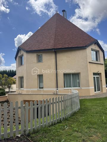 VENOY – ÉGRISELLES | AUX PORTES D’AUXERRE

À seulement quelques minutes d’Auxerre, dans le secteur prisé de Venoy – Égriselles, découvrez cette remarquable maison d’architecte nichée au cœur d’un environnement verdoyant, calme et préservé.

Édifiée sur un magnifique parc paysagé soigneusement entretenu, cette propriété de caractère séduit immédiatement par ses volumes spectaculaires, sa luminosité omniprésente et la qualité de ses prestations.

Dès l’entrée, le regard est attiré par un superbe séjour cathédrale baigné de lumière, véritable pièce maîtresse de la maison, offrant une sensation d’espace et d’élégance rare.

La distribution intérieure a été pensée pour conjuguer confort de vie, fonctionnalité et intimité.

Le rez-de-chaussée propose :
• Une vaste entrée  
• Un séjour cathédrale aux volumes exceptionnels  
• Une grande cuisine entièrement équipée  
• Une suite de plain-pied avec spacieuse salle d’eau  
• Un WC indépendant  

À l’étage :
• Trois belles suites parentales  
• Une pièce polyvalente pouvant accueillir bureau, dressing ou espace détente  
• Un WC indépendant  

Le sous-sol complet offre de nombreux espaces complémentaires :
• Salle de jeux avec bar  
• Chambre supplémentaire  
• Salle de sport  
• Chaufferie  
• Cellier  
• Local technique piscine  

Un bâtiment indépendant complète l’ensemble, actuellement aménagé en bureaux et garage, offrant de multiples possibilités d’usage.

À l’extérieur, la propriété bénéficie d’un cadre rare et privilégié :
• Piscine couverte sous dôme amovible pour une utilisation toute l’année  
• Colombier plein de charme, élément architectural singulier  
• Parc arboré et paysagé  
• Environnement confidentiel et sans nuisance  

Une propriété rare sur le secteur, idéale pour une résidence principale de standing, une maison familiale ou une résidence secondaire au vert.

Prix : 588 000 €  
Dossier complet et visites sur demande.