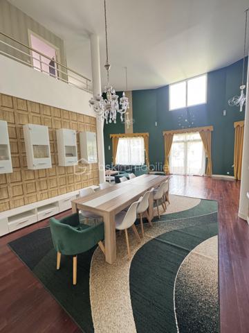 VENOY – ÉGRISELLES | AUX PORTES D’AUXERRE

À seulement quelques minutes d’Auxerre, dans le secteur prisé de Venoy – Égriselles, découvrez cette remarquable maison d’architecte nichée au cœur d’un environnement verdoyant, calme et préservé.

Édifiée sur un magnifique parc paysagé soigneusement entretenu, cette propriété de caractère séduit immédiatement par ses volumes spectaculaires, sa luminosité omniprésente et la qualité de ses prestations.

Dès l’entrée, le regard est attiré par un superbe séjour cathédrale baigné de lumière, véritable pièce maîtresse de la maison, offrant une sensation d’espace et d’élégance rare.

La distribution intérieure a été pensée pour conjuguer confort de vie, fonctionnalité et intimité.

Le rez-de-chaussée propose :
• Une vaste entrée  
• Un séjour cathédrale aux volumes exceptionnels  
• Une grande cuisine entièrement équipée  
• Une suite de plain-pied avec spacieuse salle d’eau  
• Un WC indépendant  

À l’étage :
• Trois belles suites parentales  
• Une pièce polyvalente pouvant accueillir bureau, dressing ou espace détente  
• Un WC indépendant  

Le sous-sol complet offre de nombreux espaces complémentaires :
• Salle de jeux avec bar  
• Chambre supplémentaire  
• Salle de sport  
• Chaufferie  
• Cellier  
• Local technique piscine  

Un bâtiment indépendant complète l’ensemble, actuellement aménagé en bureaux et garage, offrant de multiples possibilités d’usage.

À l’extérieur, la propriété bénéficie d’un cadre rare et privilégié :
• Piscine couverte sous dôme amovible pour une utilisation toute l’année  
• Colombier plein de charme, élément architectural singulier  
• Parc arboré et paysagé  
• Environnement confidentiel et sans nuisance  

Une propriété rare sur le secteur, idéale pour une résidence principale de standing, une maison familiale ou une résidence secondaire au vert.

Prix : 588 000 €  
Dossier complet et visites sur demande.
