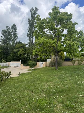 VENOY – ÉGRISELLES | AUX PORTES D’AUXERRE

À seulement quelques minutes d’Auxerre, dans le secteur prisé de Venoy – Égriselles, découvrez cette remarquable maison d’architecte nichée au cœur d’un environnement verdoyant, calme et préservé.

Édifiée sur un magnifique parc paysagé soigneusement entretenu, cette propriété de caractère séduit immédiatement par ses volumes spectaculaires, sa luminosité omniprésente et la qualité de ses prestations.

Dès l’entrée, le regard est attiré par un superbe séjour cathédrale baigné de lumière, véritable pièce maîtresse de la maison, offrant une sensation d’espace et d’élégance rare.

La distribution intérieure a été pensée pour conjuguer confort de vie, fonctionnalité et intimité.

Le rez-de-chaussée propose :
• Une vaste entrée  
• Un séjour cathédrale aux volumes exceptionnels  
• Une grande cuisine entièrement équipée  
• Une suite de plain-pied avec spacieuse salle d’eau  
• Un WC indépendant  

À l’étage :
• Trois belles suites parentales  
• Une pièce polyvalente pouvant accueillir bureau, dressing ou espace détente  
• Un WC indépendant  

Le sous-sol complet offre de nombreux espaces complémentaires :
• Salle de jeux avec bar  
• Chambre supplémentaire  
• Salle de sport  
• Chaufferie  
• Cellier  
• Local technique piscine  

Un bâtiment indépendant complète l’ensemble, actuellement aménagé en bureaux et garage, offrant de multiples possibilités d’usage.

À l’extérieur, la propriété bénéficie d’un cadre rare et privilégié :
• Piscine couverte sous dôme amovible pour une utilisation toute l’année  
• Colombier plein de charme, élément architectural singulier  
• Parc arboré et paysagé  
• Environnement confidentiel et sans nuisance  

Une propriété rare sur le secteur, idéale pour une résidence principale de standing, une maison familiale ou une résidence secondaire au vert.

Prix : 588 000 €  
Dossier complet et visites sur demande.