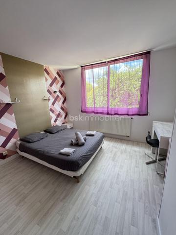 VENOY – ÉGRISELLES | AUX PORTES D’AUXERRE

À seulement quelques minutes d’Auxerre, dans le secteur prisé de Venoy – Égriselles, découvrez cette remarquable maison d’architecte nichée au cœur d’un environnement verdoyant, calme et préservé.

Édifiée sur un magnifique parc paysagé soigneusement entretenu, cette propriété de caractère séduit immédiatement par ses volumes spectaculaires, sa luminosité omniprésente et la qualité de ses prestations.

Dès l’entrée, le regard est attiré par un superbe séjour cathédrale baigné de lumière, véritable pièce maîtresse de la maison, offrant une sensation d’espace et d’élégance rare.

La distribution intérieure a été pensée pour conjuguer confort de vie, fonctionnalité et intimité.

Le rez-de-chaussée propose :
• Une vaste entrée  
• Un séjour cathédrale aux volumes exceptionnels  
• Une grande cuisine entièrement équipée  
• Une suite de plain-pied avec spacieuse salle d’eau  
• Un WC indépendant  

À l’étage :
• Trois belles suites parentales  
• Une pièce polyvalente pouvant accueillir bureau, dressing ou espace détente  
• Un WC indépendant  

Le sous-sol complet offre de nombreux espaces complémentaires :
• Salle de jeux avec bar  
• Chambre supplémentaire  
• Salle de sport  
• Chaufferie  
• Cellier  
• Local technique piscine  

Un bâtiment indépendant complète l’ensemble, actuellement aménagé en bureaux et garage, offrant de multiples possibilités d’usage.

À l’extérieur, la propriété bénéficie d’un cadre rare et privilégié :
• Piscine couverte sous dôme amovible pour une utilisation toute l’année  
• Colombier plein de charme, élément architectural singulier  
• Parc arboré et paysagé  
• Environnement confidentiel et sans nuisance  

Une propriété rare sur le secteur, idéale pour une résidence principale de standing, une maison familiale ou une résidence secondaire au vert.

Prix : 588 000 €  
Dossier complet et visites sur demande.