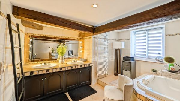 A Chalon-Sur-Saône (71) Quartier historique à vendre Maison de caractère 7 pièces 188 m² Patio et terrasse !