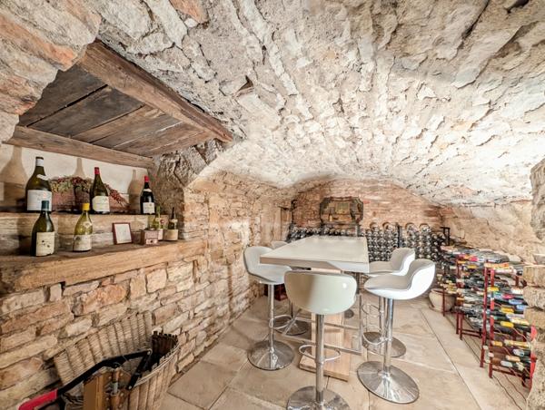 A Chalon-Sur-Saône (71) Quartier historique à vendre Maison de caractère 7 pièces 188 m² Patio et terrasse !