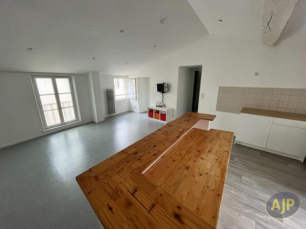 Appartement à louer Saintes : 2 pièces, 63m² avec 1 chambre(s) à 635€ - AJP Immobilier Saintes