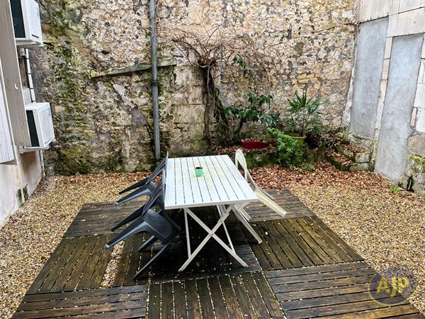 Appartement à louer Saintes : 2 pièces, 63m² avec 1 chambre(s) à 635€ - AJP Immobilier Saintes
