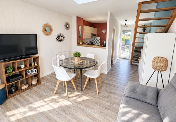 À seulement 12 minutes à pied de la Grande Plage et du centre-ville, venez découvrir cette charmante maison de 50 m², partiellement rénovée en 2023, située dans un environnement calme et résidentiel au sein d’un quartier sécurisé.

Dès l’entrée, vous serez séduit par une belle pièce de vie lumineuse, bénéficiant d’une agréable double exposition, ainsi que par sa cuisine équipée et fonctionnelle, ouverte pour encore plus de convivialité.

La maison dispose également de :
•	2 chambres à l'étage
•	1 salle d’eau
•	1 WC indépendant au rdc
•	Huisseries aluminium de 2023
•	Volets roulants électriques
•	Faibles consommations électriques
•	Maison parfaitement entretenue

UN EXTÉRIEUR PENSÉ POUR PROFITER

Vous apprécierez particulièrement ses deux terrasses aménagées, bénéficiant de deux expositions différentes, dont une agrémentée d’une pergola.
Un véritable espace extérieur permettant de profiter des repas en plein air, des moments de détente ou simplement de savourer les beaux jours en toute intimité.
Un parking privatif complète ce bien.

UN EMPLACEMENT PRATIQUE AU QUOTIDIEN
Tout est à proximité :
•	12 min à pied de la Grande Plage et du centre-ville : commerces, marché, restaurants…
•	500 m des écoles maternelle et primaire
•	1,5 km de la gare, du collège et du lycée

Une maison agréable, fonctionnelle et parfaitement entretenue, idéale pour une résidence principale, un pied-à-terre ou un investissement.
📞 Une visite s’impose !

PHOTOS EN COURS...