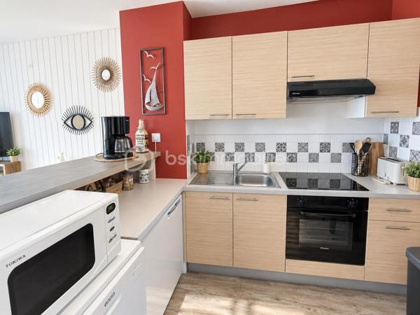 À seulement 12 minutes à pied de la Grande Plage et du centre-ville, venez découvrir cette charmante maison de 50 m², partiellement rénovée en 2023, située dans un environnement calme et résidentiel au sein d’un quartier sécurisé.

Dès l’entrée, vous serez séduit par une belle pièce de vie lumineuse, bénéficiant d’une agréable double exposition, ainsi que par sa cuisine équipée et fonctionnelle, ouverte pour encore plus de convivialité.

La maison dispose également de :
•	2 chambres à l'étage
•	1 salle d’eau
•	1 WC indépendant au rdc
•	Huisseries aluminium de 2023
•	Volets roulants électriques
•	Faibles consommations électriques
•	Maison parfaitement entretenue

UN EXTÉRIEUR PENSÉ POUR PROFITER

Vous apprécierez particulièrement ses deux terrasses aménagées, bénéficiant de deux expositions différentes, dont une agrémentée d’une pergola.
Un véritable espace extérieur permettant de profiter des repas en plein air, des moments de détente ou simplement de savourer les beaux jours en toute intimité.
Un parking privatif complète ce bien.

UN EMPLACEMENT PRATIQUE AU QUOTIDIEN
Tout est à proximité :
•	12 min à pied de la Grande Plage et du centre-ville : commerces, marché, restaurants…
•	500 m des écoles maternelle et primaire
•	1,5 km de la gare, du collège et du lycée

Une maison agréable, fonctionnelle et parfaitement entretenue, idéale pour une résidence principale, un pied-à-terre ou un investissement.
📞 Une visite s’impose !

PHOTOS EN COURS...