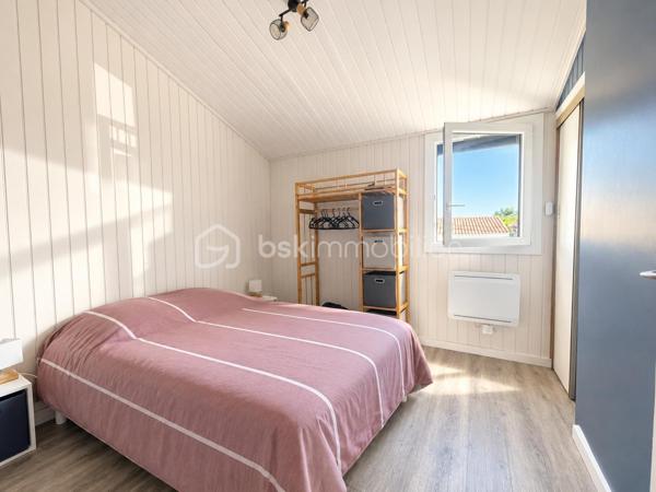À seulement 12 minutes à pied de la Grande Plage et du centre-ville, venez découvrir cette charmante maison de 50 m², partiellement rénovée en 2023, située dans un environnement calme et résidentiel au sein d’un quartier sécurisé.

Dès l’entrée, vous serez séduit par une belle pièce de vie lumineuse, bénéficiant d’une agréable double exposition, ainsi que par sa cuisine équipée et fonctionnelle, ouverte pour encore plus de convivialité.

La maison dispose également de :
•	2 chambres à l'étage
•	1 salle d’eau
•	1 WC indépendant au rdc
•	Huisseries aluminium de 2023
•	Volets roulants électriques
•	Faibles consommations électriques
•	Maison parfaitement entretenue

UN EXTÉRIEUR PENSÉ POUR PROFITER

Vous apprécierez particulièrement ses deux terrasses aménagées, bénéficiant de deux expositions différentes, dont une agrémentée d’une pergola.
Un véritable espace extérieur permettant de profiter des repas en plein air, des moments de détente ou simplement de savourer les beaux jours en toute intimité.
Un parking privatif complète ce bien.

UN EMPLACEMENT PRATIQUE AU QUOTIDIEN
Tout est à proximité :
•	12 min à pied de la Grande Plage et du centre-ville : commerces, marché, restaurants…
•	500 m des écoles maternelle et primaire
•	1,5 km de la gare, du collège et du lycée

Une maison agréable, fonctionnelle et parfaitement entretenue, idéale pour une résidence principale, un pied-à-terre ou un investissement.
📞 Une visite s’impose !

PHOTOS EN COURS...
