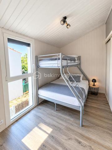 À seulement 12 minutes à pied de la Grande Plage et du centre-ville, venez découvrir cette charmante maison de 50 m², partiellement rénovée en 2023, située dans un environnement calme et résidentiel au sein d’un quartier sécurisé.

Dès l’entrée, vous serez séduit par une belle pièce de vie lumineuse, bénéficiant d’une agréable double exposition, ainsi que par sa cuisine équipée et fonctionnelle, ouverte pour encore plus de convivialité.

La maison dispose également de :
•	2 chambres à l'étage
•	1 salle d’eau
•	1 WC indépendant au rdc
•	Huisseries aluminium de 2023
•	Volets roulants électriques
•	Faibles consommations électriques
•	Maison parfaitement entretenue

UN EXTÉRIEUR PENSÉ POUR PROFITER

Vous apprécierez particulièrement ses deux terrasses aménagées, bénéficiant de deux expositions différentes, dont une agrémentée d’une pergola.
Un véritable espace extérieur permettant de profiter des repas en plein air, des moments de détente ou simplement de savourer les beaux jours en toute intimité.
Un parking privatif complète ce bien.

UN EMPLACEMENT PRATIQUE AU QUOTIDIEN
Tout est à proximité :
•	12 min à pied de la Grande Plage et du centre-ville : commerces, marché, restaurants…
•	500 m des écoles maternelle et primaire
•	1,5 km de la gare, du collège et du lycée

Une maison agréable, fonctionnelle et parfaitement entretenue, idéale pour une résidence principale, un pied-à-terre ou un investissement.
📞 Une visite s’impose !

PHOTOS EN COURS...