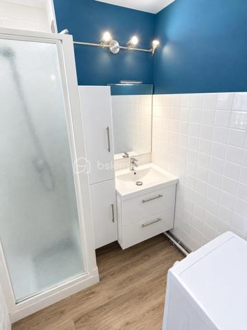 À seulement 12 minutes à pied de la Grande Plage et du centre-ville, venez découvrir cette charmante maison de 50 m², partiellement rénovée en 2023, située dans un environnement calme et résidentiel au sein d’un quartier sécurisé.

Dès l’entrée, vous serez séduit par une belle pièce de vie lumineuse, bénéficiant d’une agréable double exposition, ainsi que par sa cuisine équipée et fonctionnelle, ouverte pour encore plus de convivialité.

La maison dispose également de :
•	2 chambres à l'étage
•	1 salle d’eau
•	1 WC indépendant au rdc
•	Huisseries aluminium de 2023
•	Volets roulants électriques
•	Faibles consommations électriques
•	Maison parfaitement entretenue

UN EXTÉRIEUR PENSÉ POUR PROFITER

Vous apprécierez particulièrement ses deux terrasses aménagées, bénéficiant de deux expositions différentes, dont une agrémentée d’une pergola.
Un véritable espace extérieur permettant de profiter des repas en plein air, des moments de détente ou simplement de savourer les beaux jours en toute intimité.
Un parking privatif complète ce bien.

UN EMPLACEMENT PRATIQUE AU QUOTIDIEN
Tout est à proximité :
•	12 min à pied de la Grande Plage et du centre-ville : commerces, marché, restaurants…
•	500 m des écoles maternelle et primaire
•	1,5 km de la gare, du collège et du lycée

Une maison agréable, fonctionnelle et parfaitement entretenue, idéale pour une résidence principale, un pied-à-terre ou un investissement.
📞 Une visite s’impose !

PHOTOS EN COURS...