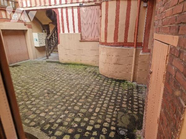 Rouen rive droite, centre ville, appartement meublé de 23.8m², une pièce de vie, une chambre.