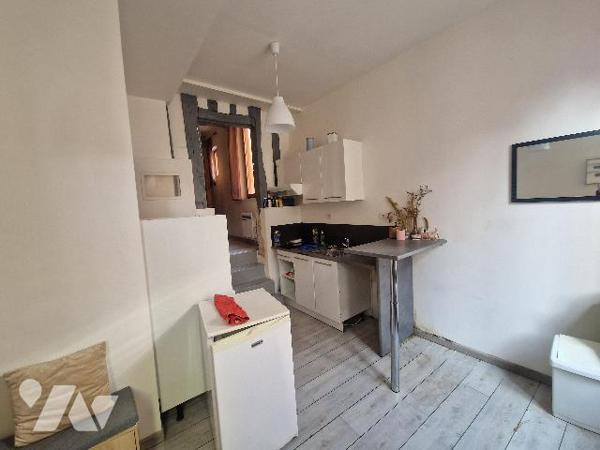 Rouen rive droite, centre ville, appartement meublé de 23.8m², une pièce de vie, une chambre.
