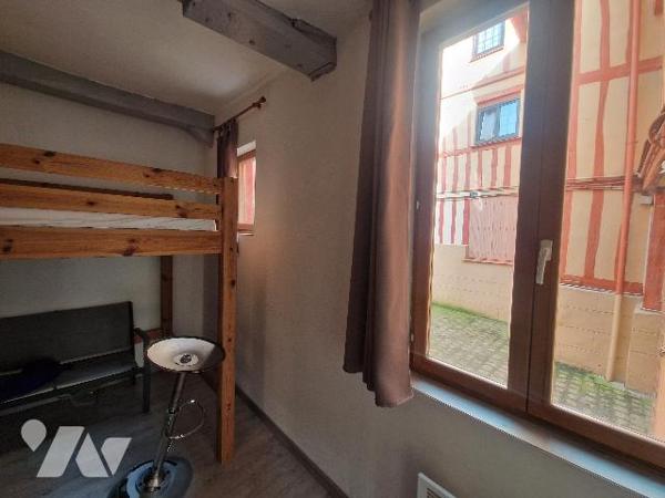 Rouen rive droite, centre ville, appartement meublé de 23.8m², une pièce de vie, une chambre.