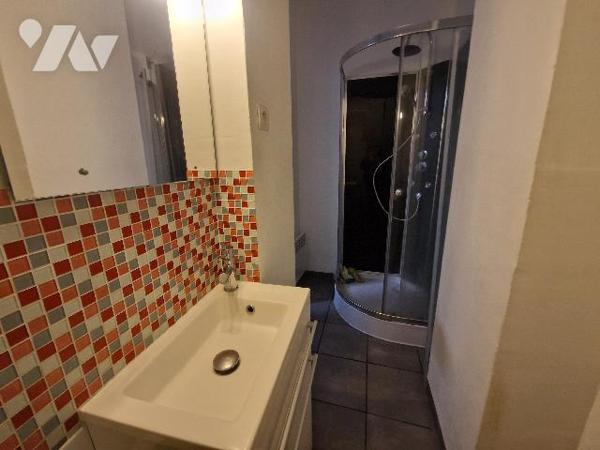 Rouen rive droite, centre ville, appartement meublé de 23.8m², une pièce de vie, une chambre.