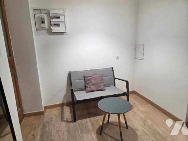 Rouen rive droite, centre ville, appartement meublé de 23.8m², une pièce de vie, une chambre.