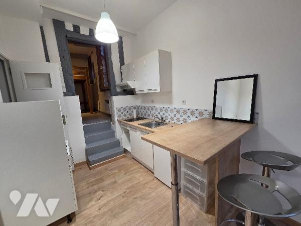 Rouen rive droite, centre ville, appartement meublé de 23.8m², une pièce de vie, une chambre.