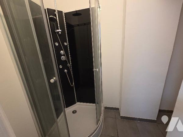 Rouen rive droite, centre ville, appartement meublé de 23.8m², une pièce de vie, une chambre.