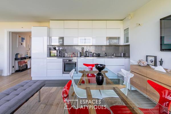 Appartement suspendu sur le parc des Buttes-Chaumont et la skyline parisienne