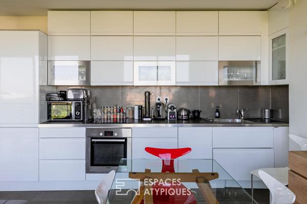 Appartement suspendu sur le parc des Buttes-Chaumont et la skyline parisienne