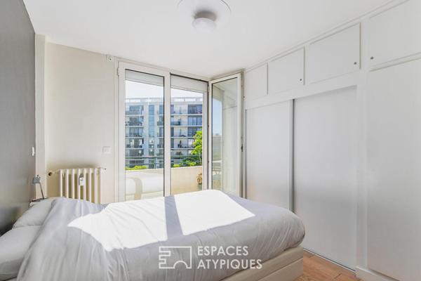 Appartement suspendu sur le parc des Buttes-Chaumont et la skyline parisienne