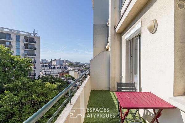 Appartement suspendu sur le parc des Buttes-Chaumont et la skyline parisienne