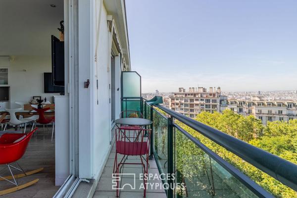 Appartement suspendu sur le parc des Buttes-Chaumont et la skyline parisienne