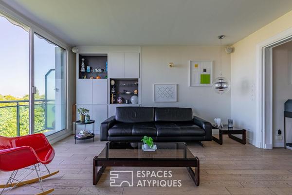 Appartement suspendu sur le parc des Buttes-Chaumont et la skyline parisienne