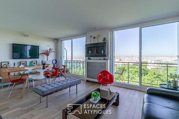 Appartement suspendu sur le parc des Buttes-Chaumont et la skyline parisienne