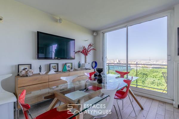 Appartement suspendu sur le parc des Buttes-Chaumont et la skyline parisienne