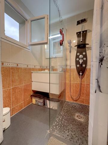 Maison 4 chambres - garage- atelier - jardin - beaux volumes de pièces de vie