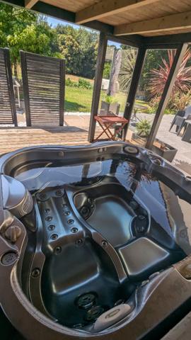 Maison de campagne avec prés, forêt privée, jacuzzi & potentiel de gîtes