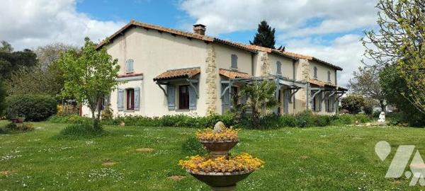 EXCLUSIVITE LMBS. A seulement 5 min de Melle! Coup de coeur pour ce plain pied familial atypiqu...