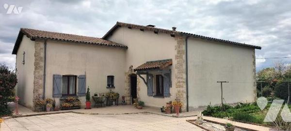 EXCLUSIVITE LMBS. A seulement 5 min de Melle! Coup de coeur pour ce plain pied familial atypiqu...